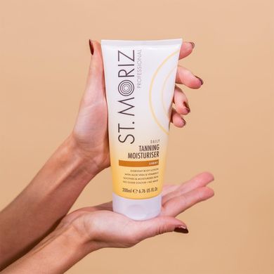 Зволожувальний лосьйон для поступової засмаги St. Moriz Professional Daily Tanning Moisturiser Light 200 мл - основне фото