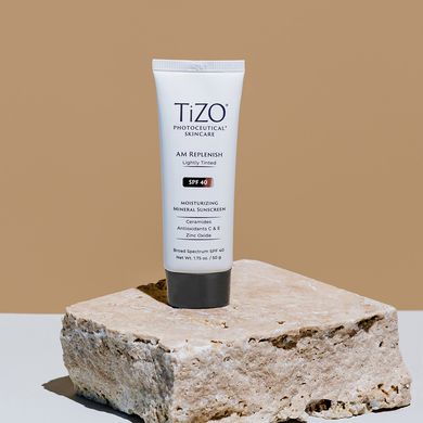 Сонцезахисний зволожувальний крем із легким відтінком TIZO Photoceutical Skincare AM Replenish Lightly Tinted Moisturizing Mineral Sunscreen SPF 40 50 г - основне фото