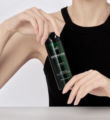 Успокаивающий шампунь с травяными экстрактами La`dor Herbalism Shampoo 150 мл - основное фото