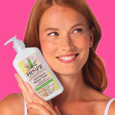 Молочко для тела с витаминами и электролитами «Розовый лимон-Мимоза» HEMPZ Fresh Fusions Pink Citron & Mimosa Flower Energizing Herbal Body Moisturizer 500 мл - основное фото